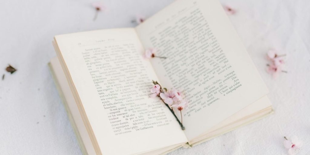 This guide helps new and returning readers navigate the interconnected worlds of Sarah J. Maas by explaining each major series, how they connect, and the best w...
