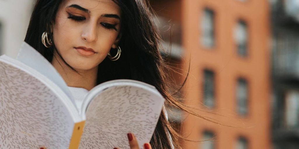 This article curates ten genuinely funny novels for 2026, mixing classics like Catch‑22 with contemporary bestsellers, cult picks, indie hits, and genre‑bending...