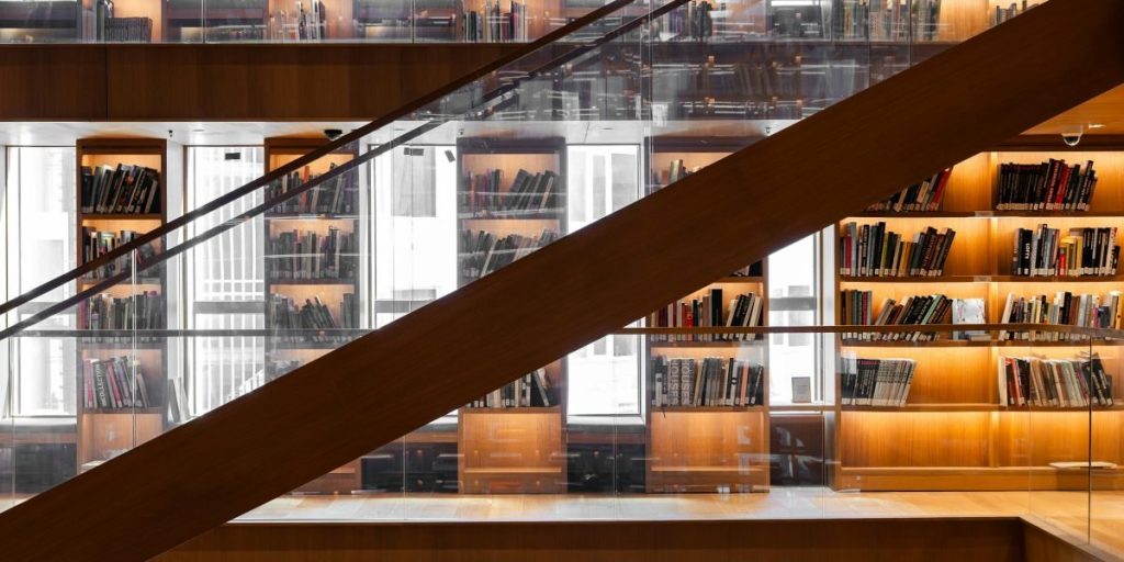 This article is a practical guide to Michael Crichton's books, explaining why his blend of real science and fast-paced storytelling captured millions of readers...