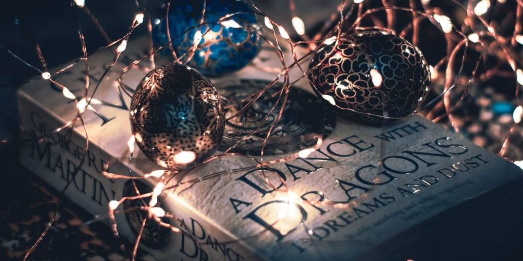 This guide explains why Sarah J. Maas's A Court of Thorns and Roses (ACOTAR) exploded into a cultural phenomenon and walks new and returning readers through eve...